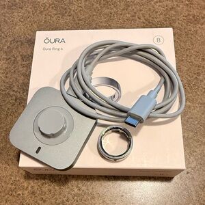 Oura Ring 4 in Shiny Silver with Charger